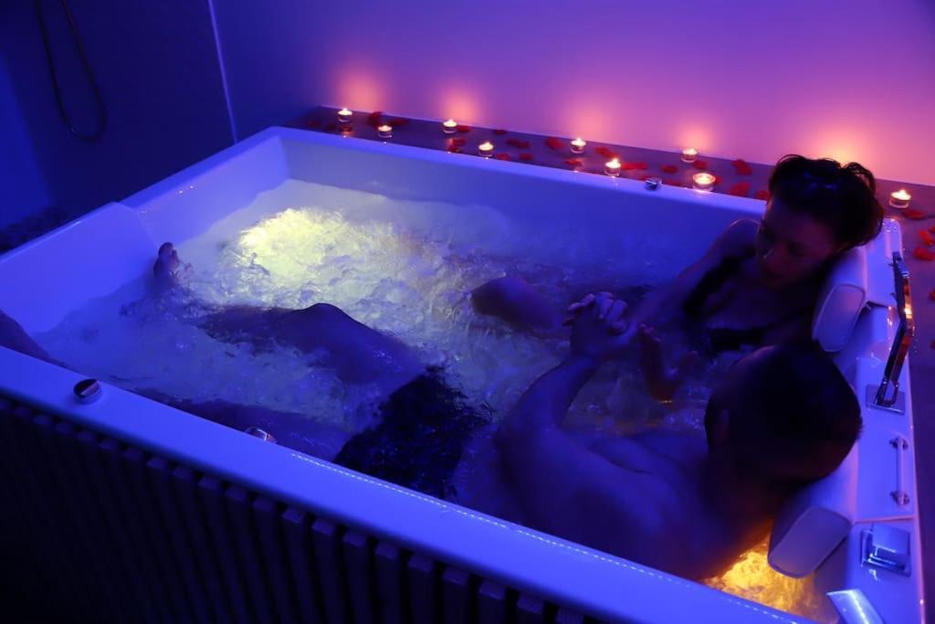 Love Room Unique - Sauna / Jacuzzi Шарлевиль-Мезьер Экстерьер фото